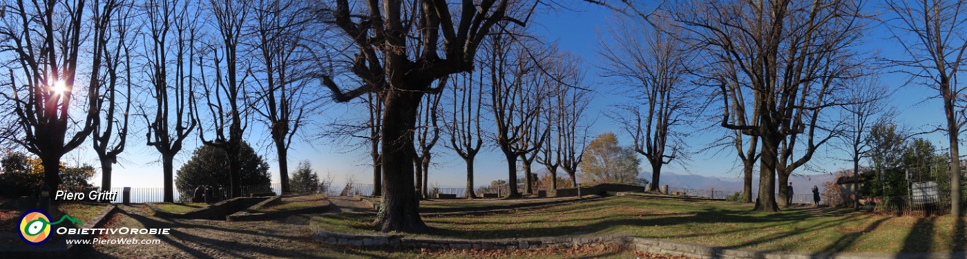 35 Al Parco del Castello di San Viglio baciato dal sole.jpg